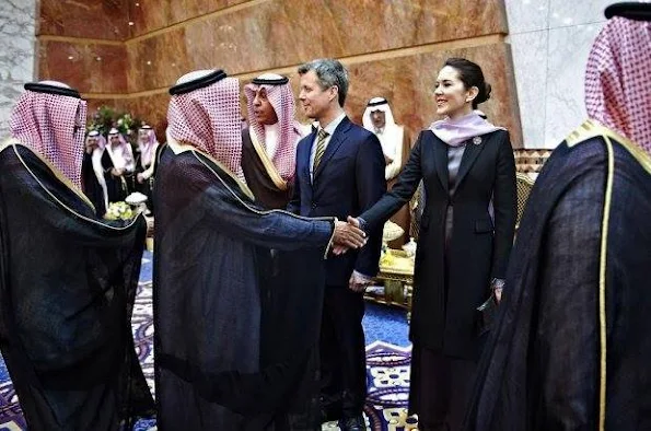 Crown Prince Frederik and Crown Princess Mary of Denmark start a 5 day business trip to Saudi Arabia and Qatar. The trip consist of a few ministers and about 44 Danish company representatives. The Crown Couple visited the Saudi royal family in Riyadh. Crown Princess and Crown Prince met with King Salman bin Abdulaziz of Saudi Arabia at Royal Palace of Riyadh