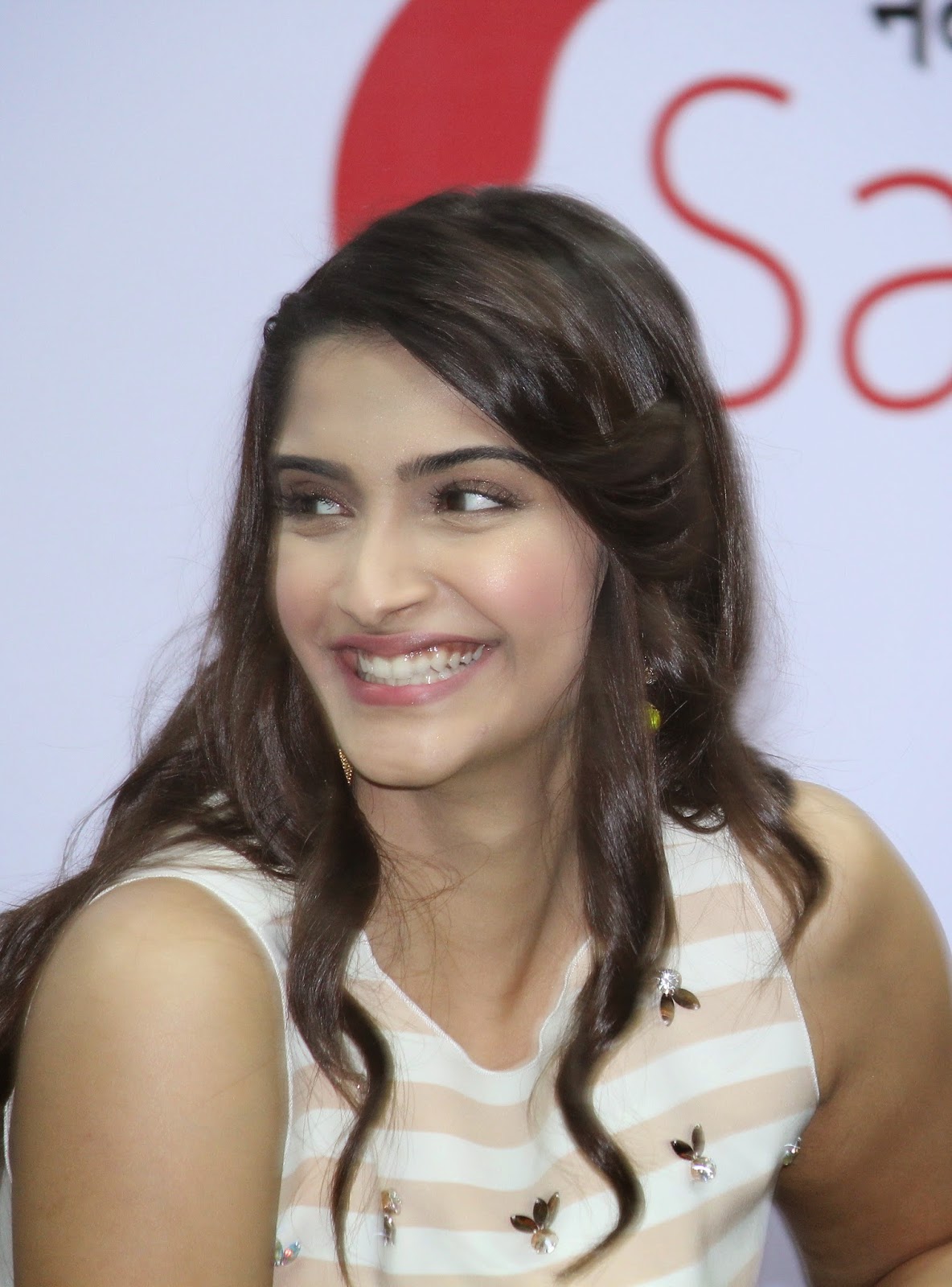 High Quality Bollywood Celebrity Pictures Sonam Kapoor Looks Gorgeous At Nbt Samvaad Press
