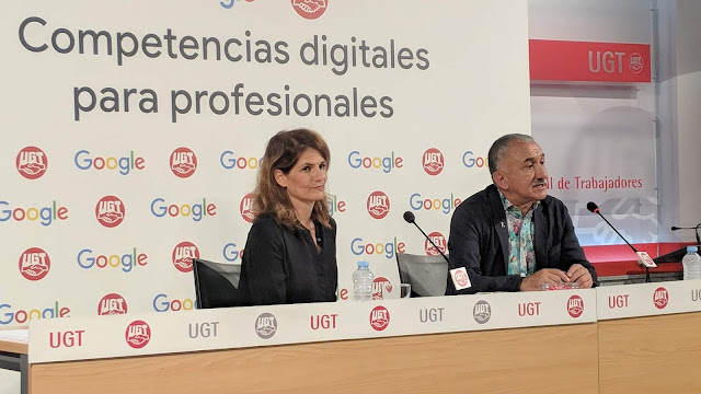 Una mujer y un hombre disertan sentados detrás de un escritorio. Detrás, un cartel que dice Competencias digitales para profesionales con los logos de Google y UGT.