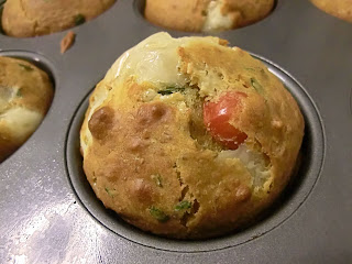 Mozzarella, basil and tomato salty muffins
