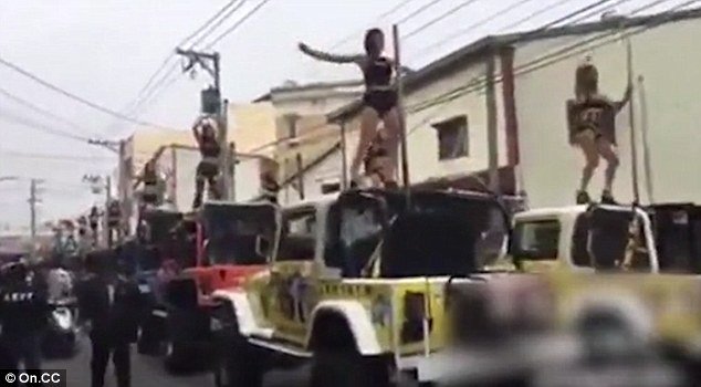 Gelar Prosesi Upacara Kematian Ayahnya, Pria Ini Sewa 50 Penari Seksi Untuk Iringi Pemakaman Gelar Prosesi Upacara Kematian Ayahnya, Pria Ini Sewa 50 Penari Seksi Untuk Iringi Pemakaman