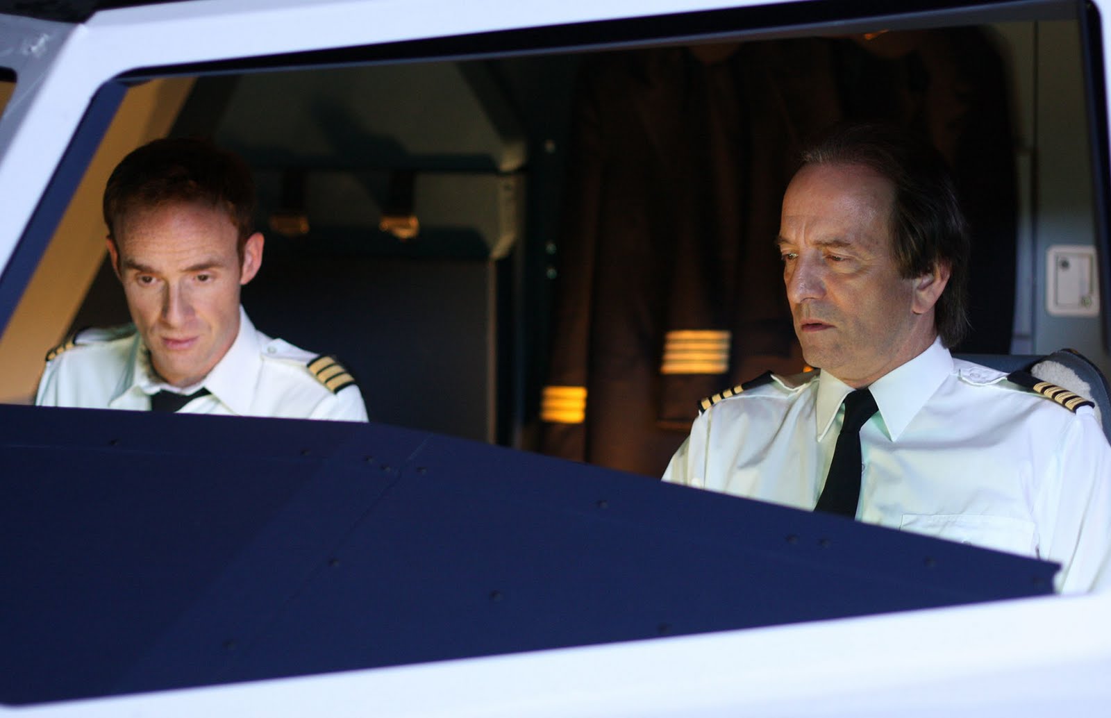 пише между небом и землей. роберт пише пилот. пише между небом и землей. пише между небом. между небом и землёй фильм 2022 кадры.