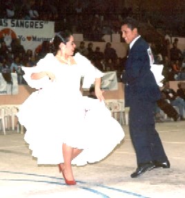 Marinera limeña Foto de una pareja bailando marinera limeña