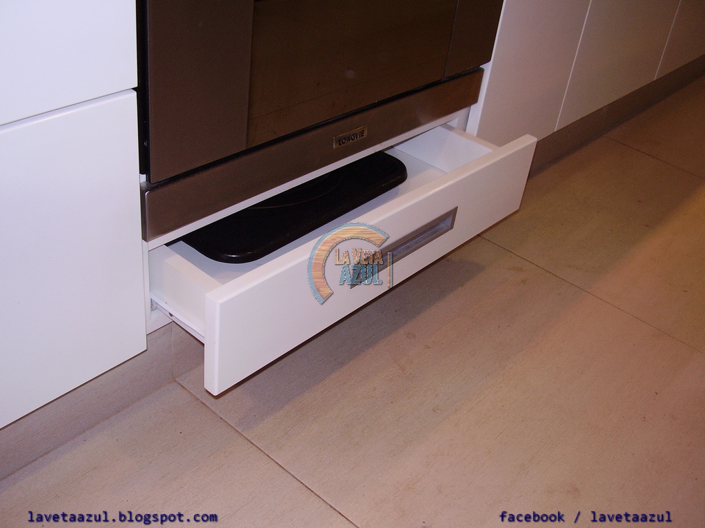 La Veta Azul: Mueble de Cocina Laqueado en Blanco Brillante