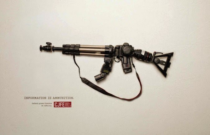 Arma  formada con artículos de prensa como cámaras, tripies, micrófonos para campaña publicitaria