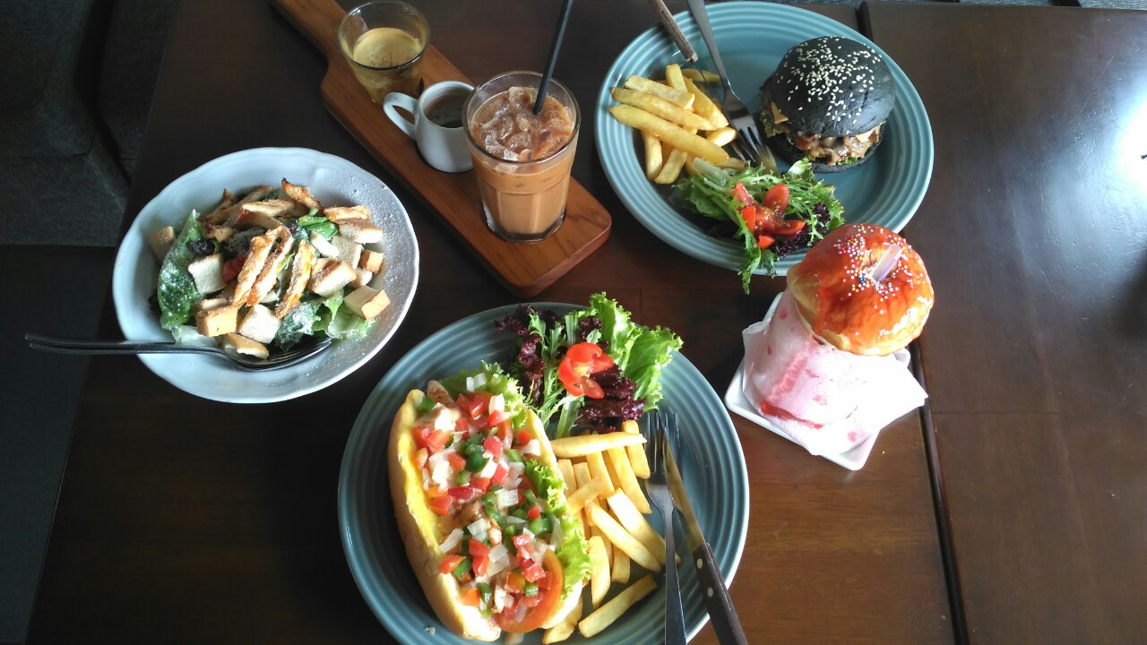 royale bakery bogor, royale cafe bogor, monarchy bistro bogor, monarchy restaurant bogor, tempat nongkrong bogor gaul, tempat brunch bogor, restoran anak muda bogor, restoran gaul bogor