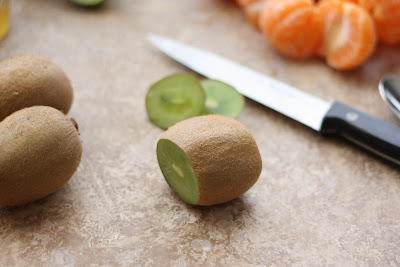 How+to+peel+a+kiwi+with+a+spoon+4