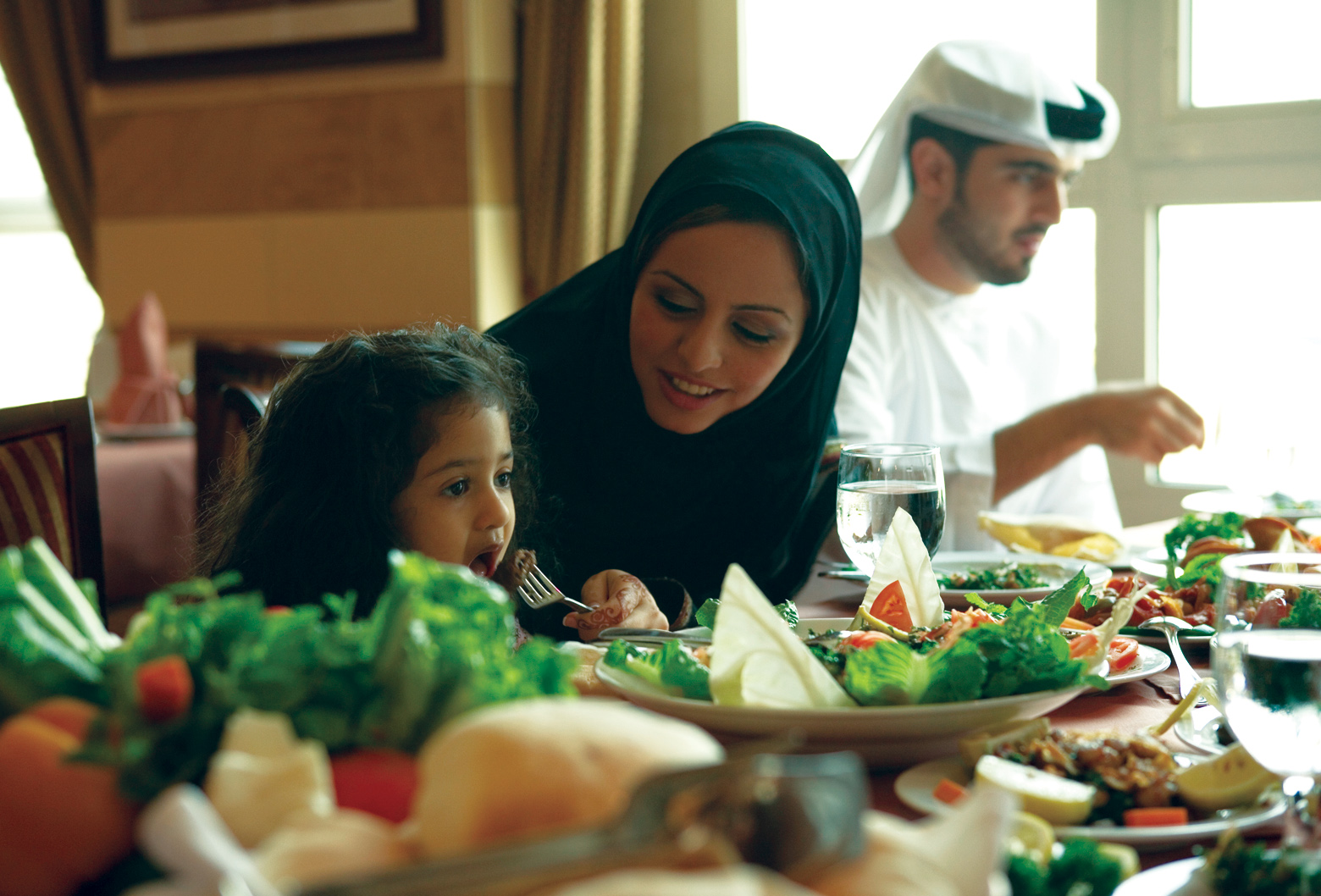 В рамадан едят мясо. Арабская семья. Мусульманка с едой. Гостеприимство арабов. Мусульмане за столом.