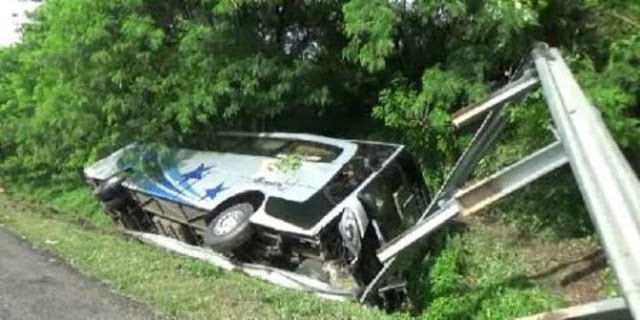Bus Wisata Terguling di Tol Cipularang, 6 Orang Luka Parah Bus Wisata Terguling di Tol Cipularang, 6 Orang Luka Parah