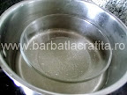 Prajitura Felie de lapte preparare reteta - topirea gelatinei la bain-marie pentru crema