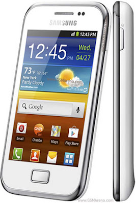 Spesifikasi Samsung Galaxy Ace Plus S7500 Spesifikasi Samsung Galaxy Ace Plus S7500 Samsung dengan serie Ace memang sudah memasuki generasi ke tiga pada tahun 2013. Samsung Galaxy Ace Plus ini adalah versi pertama yang dirilis setahun yang lalu dan masih menggunakan sistem operasi android jelly bean. Melihat harganya saja sebenarnya anda sudah bisa mendapatkan jelly bean namun tentu spesifikasinya tidak sebaik ini untuk range harga yang sama. Ace plus adalah versi untuk fitur single sim card sedangkan saudaranya yaitu Samsung Galaxy Ace Duos adalah yang sudah menggunakan fitur dual sim GSM. Harga yang ditawarkan antara kedua smartphone ini sama. Harga sama tapi kok yang satu sudah dual sim ? mungkin Sobat gadget bertanya akan hal ini. Oleh karena itu mari Sobat gadget oprek bagaimana speknya sehingga Sobat gadget menjadi lebih tau perbandingan antara Ace Plus dengan Ace Duos. Layar memiliki kualitas sama, jaringan 3G, kamera, memori dan baterainya sama. Ternyata ada satu kelebihan pada Ace Plus yaitu memiliki CPU atau processor yang lebih besar frekuensnya. CPU Qualcomm Snapdragon S1, Prosessor 1 GHz, GPU 200 adalah otak utama dari Ace Plus ini. Jadi kesimpulannya adalah Ace plus lebih cepat sedangkan Duos lebih unggul pada dual sim fitur. Seperti
