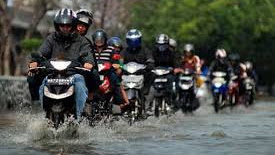 Tips Aman Kendarai Sepeda Motor di Saat Hujan