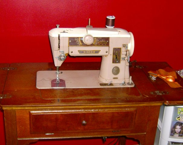 Vintage Sewing Machines: July 2012