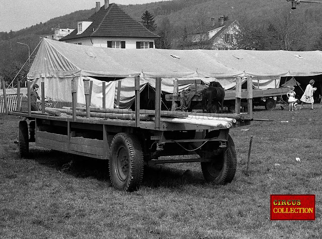 Photos du Cirque Alberti installé à Lorrach à la frontière entre l'Allemagne et la Suisse à côté de Bâle, le 1er mai 1972