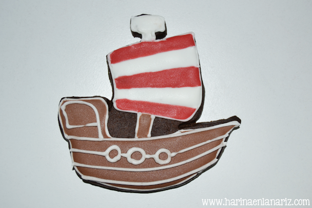 galleta de barco vikingo decorada con glasa