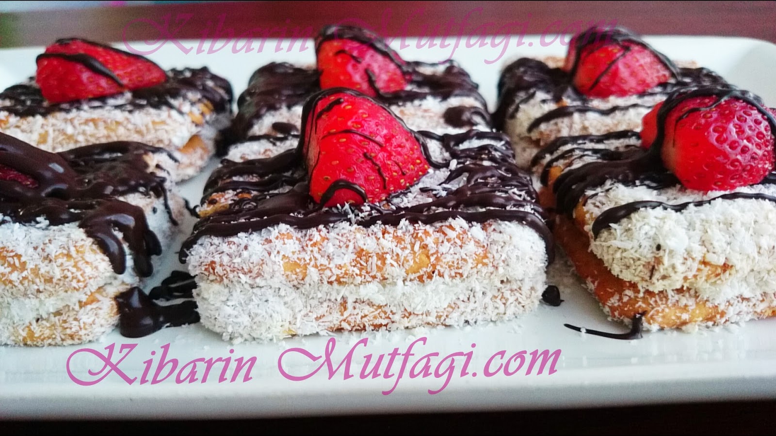 Burçak bisküvili mini kremalı tek porsiyonluk çilekli pasta tarifi