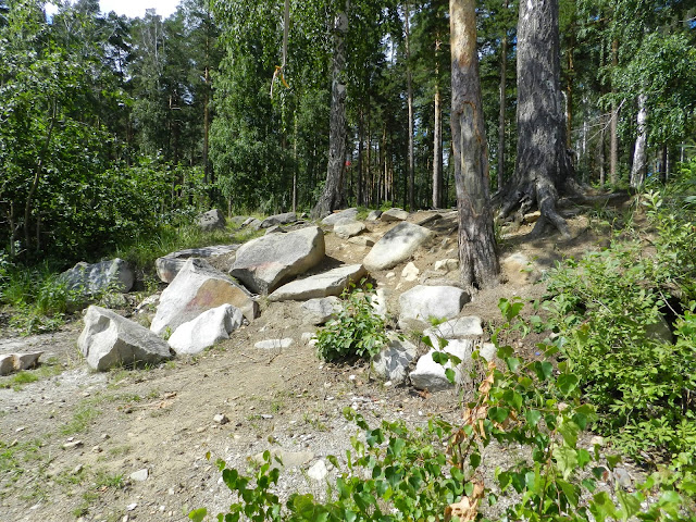 Крупные камни на берегу озера Аракуль