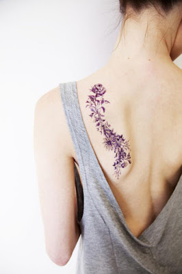 tatuaje delicado espalda flores