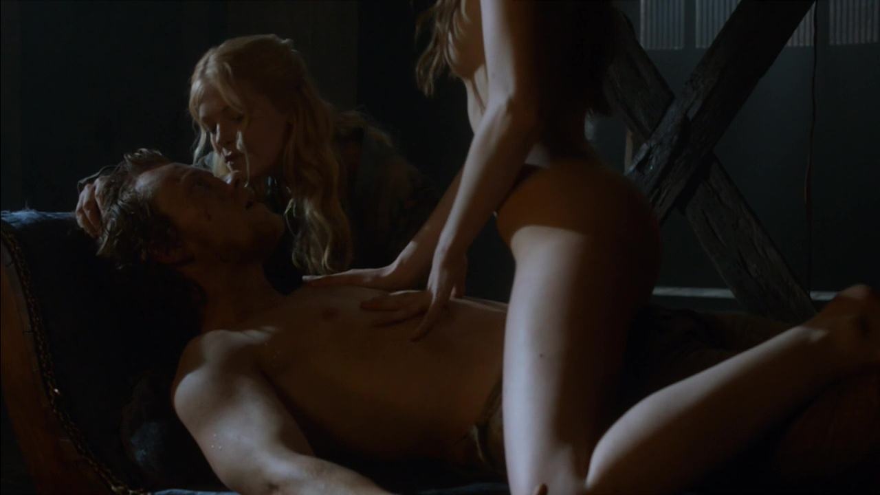 Alfie Allen shirtless in Game Of Thrones 3-07 "The Bear And The Maiden...