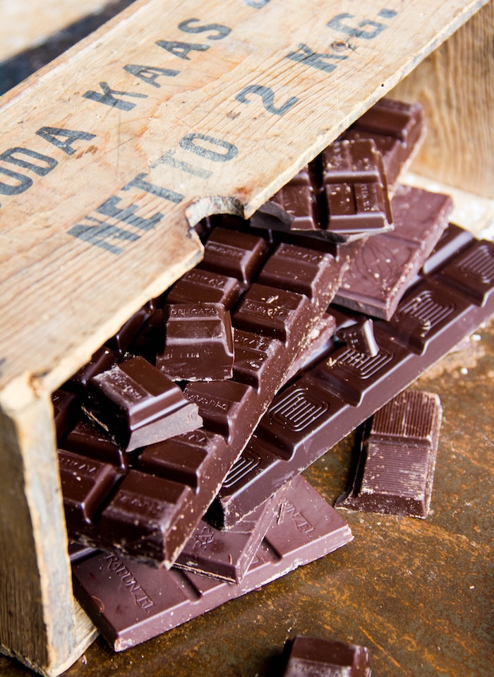 10 alimentos que no caducan y nunca deben faltar en tu despensa: chocolate negro