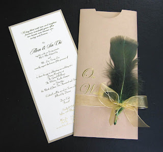 Invitación con plumas para boda