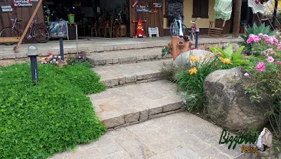 Pedra moledo para execução do paisagismo junto a escada de pedra.