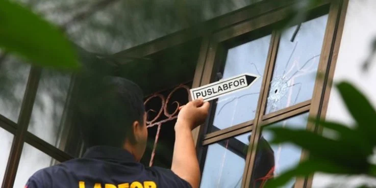 Petugas Puslabfor Bareskrim Mabes Polri melakukan olah Tempat Kejadian Perkara (TKP) kejadian Penembakan rumah anggota DPR Komisi 1 Jazuli Juwaini di Ciputat, Tangerang Selatan.