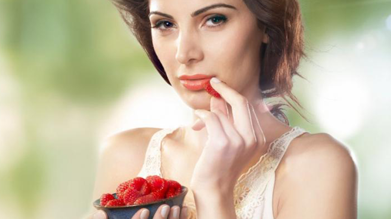 Фотосессия с малиной. Человек собирает малину. Женщины малина. Женщины малина. Женщина собирает малину.