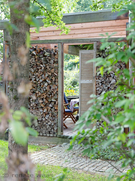Holzlege als Sichtschutz für die Terrasse