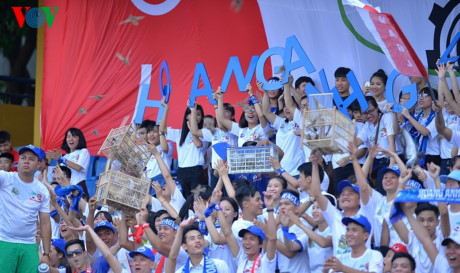 Chùm ảnh: CĐV HAGL 'thổi lửa' trên sân Hàng Đẫy - Ảnh 4 Chum anh: CDV HAGL 'thoi lua' tren san Hang Day - Anh 4
