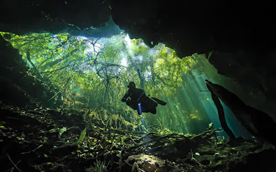 Εντυπωσιακές φωτό από το χώρο ταφής των Μάγια σε καταβόθρα της μεξικανικής ζούγκλας  