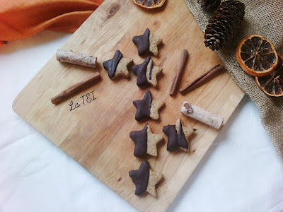 Biscotti a forma di stelle alla canapa e cioccolato
