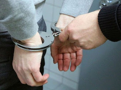 Joven es arrestado por agredir a su propia madre