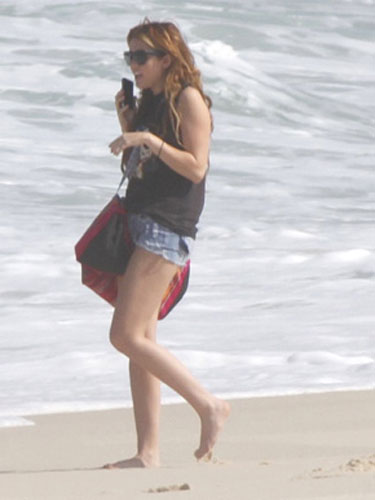 Coiisas que só a gente entende OMG Miley Cyrus curte praia e sol no Rio de Janeiro
