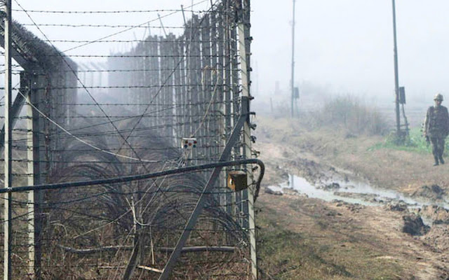  Image Attribute: An Indian Border Security Force (BSF) soldier patrols near the fenced border with Pakistan amid fog in Suchetgarh, southwest of Jammu, Jan 10, 2013. / Source: Dawn.com