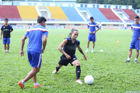 Pham Anh Khoa ghi ban vao luoi danh thu Dwight Yorke - Anh 1