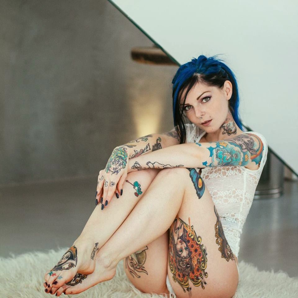 Raie suicide girl