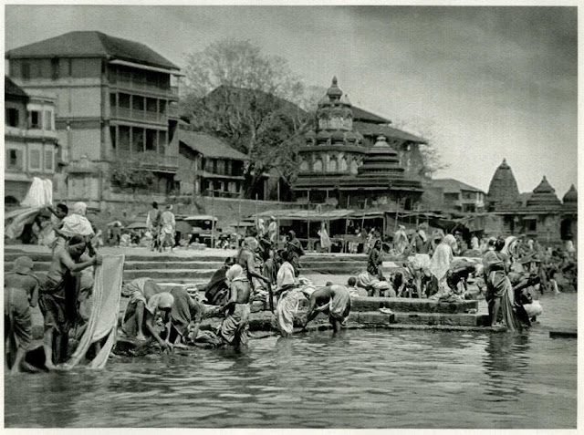 Pilgrims+at+Bathing+Place+on+the+Sacred+Godavari+(Godaveri)+River,+Nashik,+Maharashtra+-+India+1928