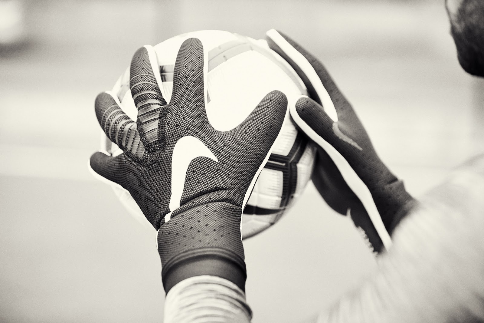 Revolutionary Strapless Nike Mercurial Touch Elite Goalkeeper Gloves Released - Footy Headlines