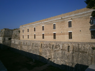 o αγγλικός στρατώνας στο παλαιό φρούριο της Κέρκυρας