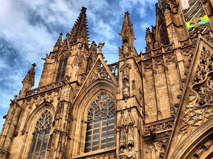 Santa Eulalia, la catedral de Barcelona y la leyenda de las trece ocas de su claustro Santa Eulalia, la catedral de Barcelona y la leyenda de las trece ocas de su claustro