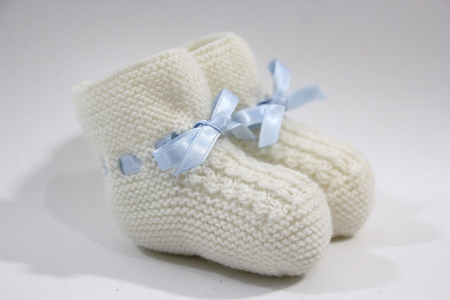 DIY Tutorial y patrones patucos de bebé tejidos con dos agujas