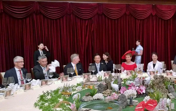 Queen Mathilde of Belgium  at the end of a state banquet with Mayor of Shanghai, Yang Xiong in Shanghai 