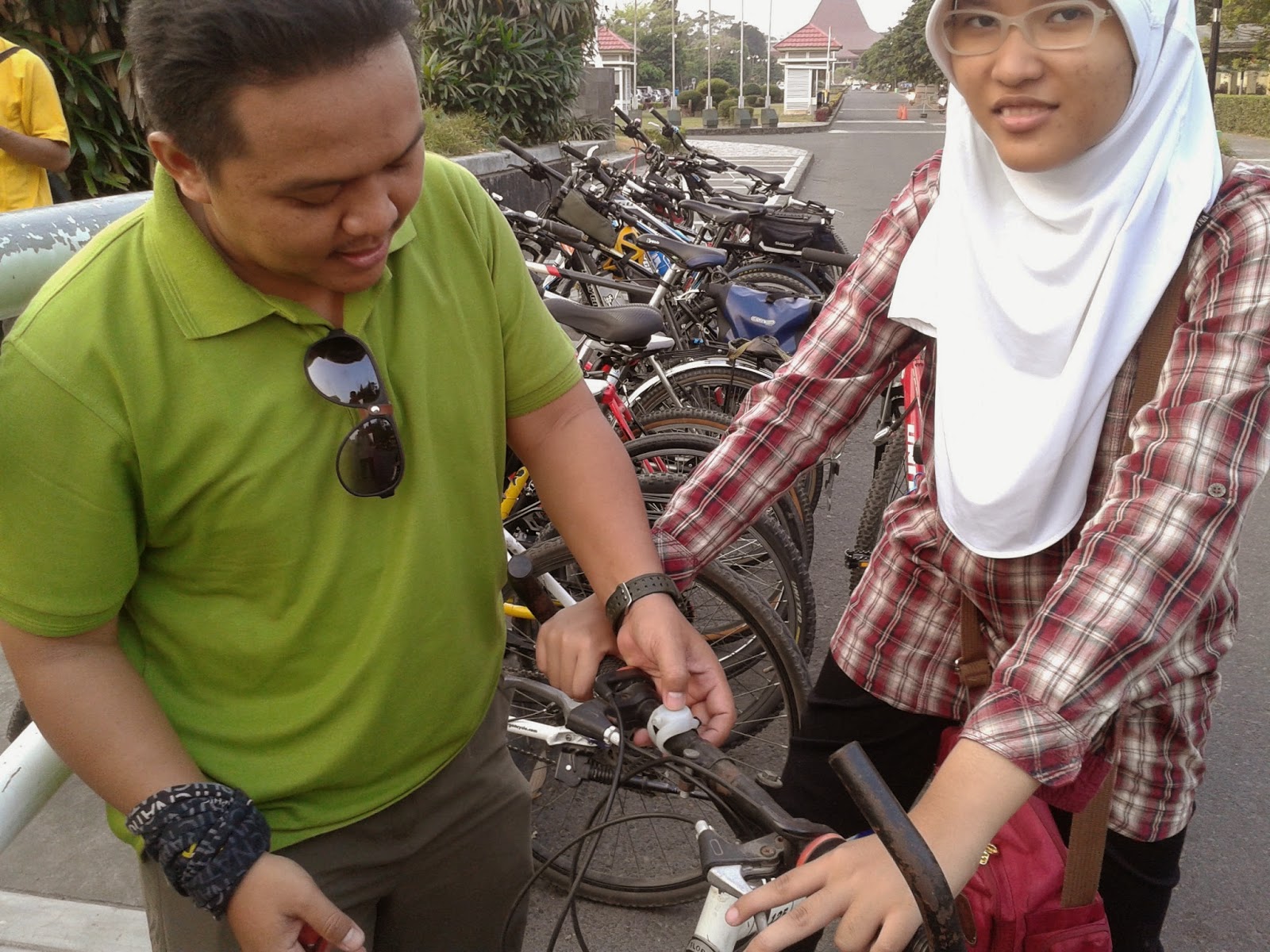 Dua maba yang beruntung mendapat kenang-kenangan lampu sepeda dai Pak Yo