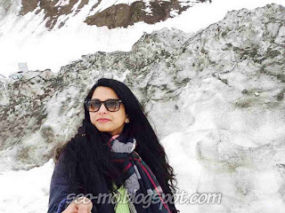 Foto Keren Rucha Hasabnis pakai kacamata Foto Keren Rucha Hasabnis pakai kacamata