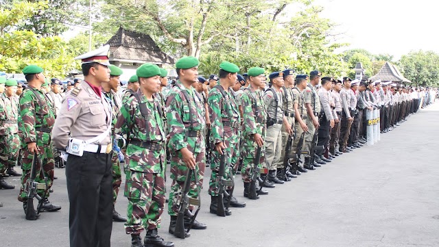 Apel Gelar pasukan Operasi Lilin Candi  2011 dalam rangka Pengamanan Natal dan Tahun Baru 2012