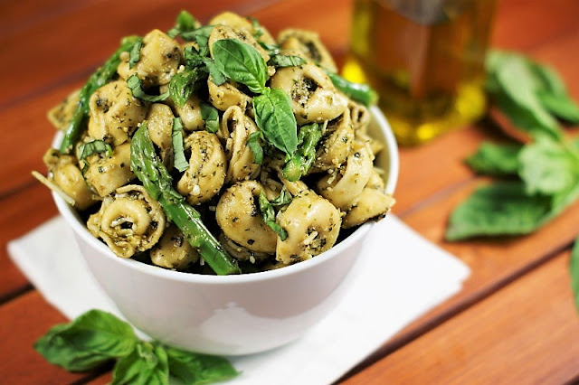 Pesto Tortellini Salad with Asparagus | 16 Delish Tortellini Recipes 