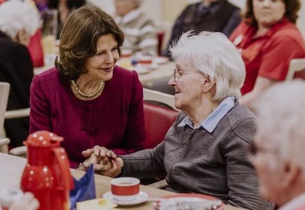 Queen Silvia handed out the award to this year's winner in Germany, nurse student Annette Löser, from Medicampus in Chemnitz