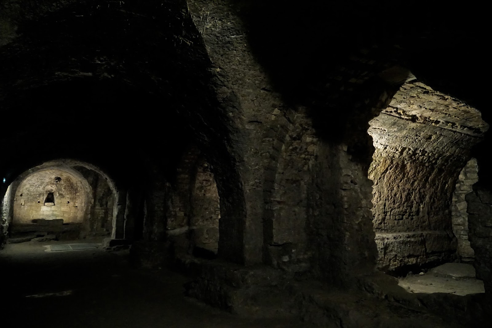 ローマ時代の地下回廊　Les Cryptoportiques（le forum souterrain）