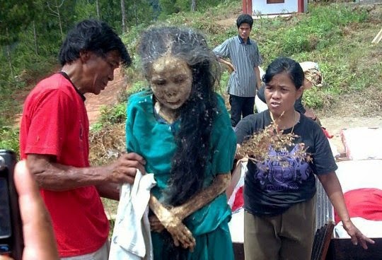 Ritual Membangkitkan Mayat di Toraja